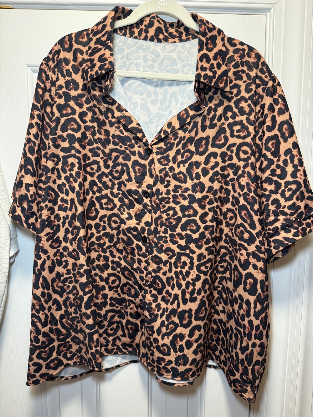 Leopard Print Short-Sleeve Button-Front Shirt in Tan/Black
